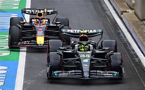 El Gran Premio de Gran Bretaña de Fórmula 1 del 2023: Una carrera histórica llena de giros inesperados y un homenaje a la leyenda Lewis Hamilton.