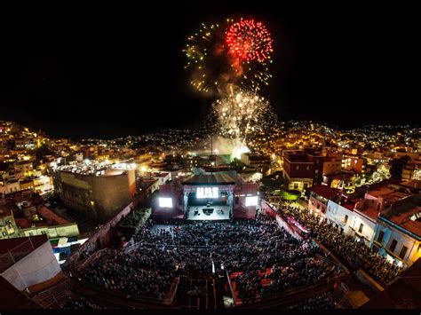  El Festival Cervantino de Guanajuato: Un Carnaval Cultural en Honor a la Herencia Hispánica y al Renacimiento Artístico Mexicano