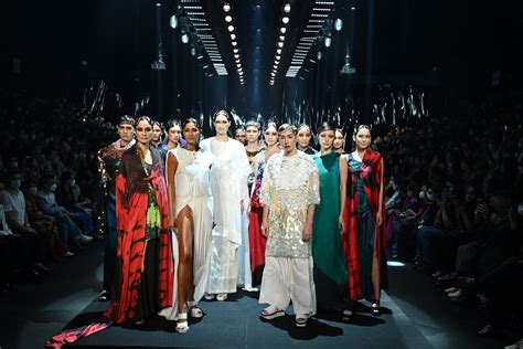 La Semana de la Moda en Bangkok: Un Desfile Inolvidable y el Ascenso de la Alta Costura Tailandesa