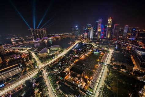 f1 シンガポール: 夜の街を疾走するモンスターマシン