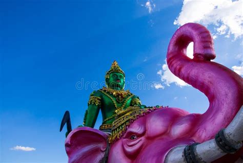 La Controversia de la Estatua Gigante de Indra: ¿Un Tributo Religioso o una Afirmación Nacionalista en Tailandia?